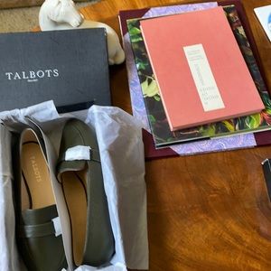 Women’s Olive green suede flats.